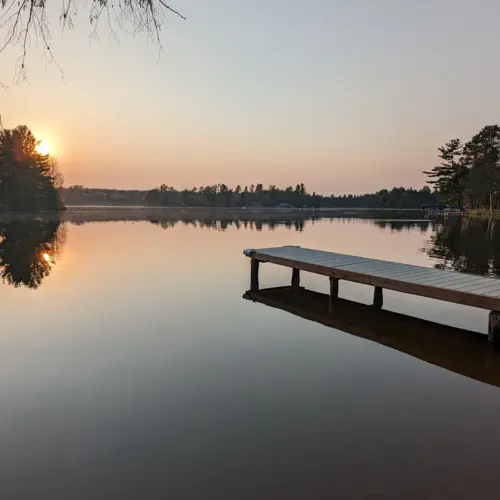 Área de pátio externo serena com vista para o lago em Eagle River, WI.