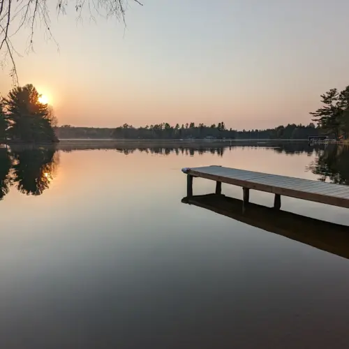 Bela vista do pôr do sol sobre o lago a partir de uma propriedade para alugar em Eagle River.